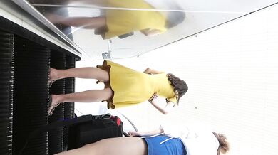 【极品抄底】超高质量机场地铁抄底高挑美女阴毛旺盛露出两根 三角内内夹在逼缝隙里 (8)